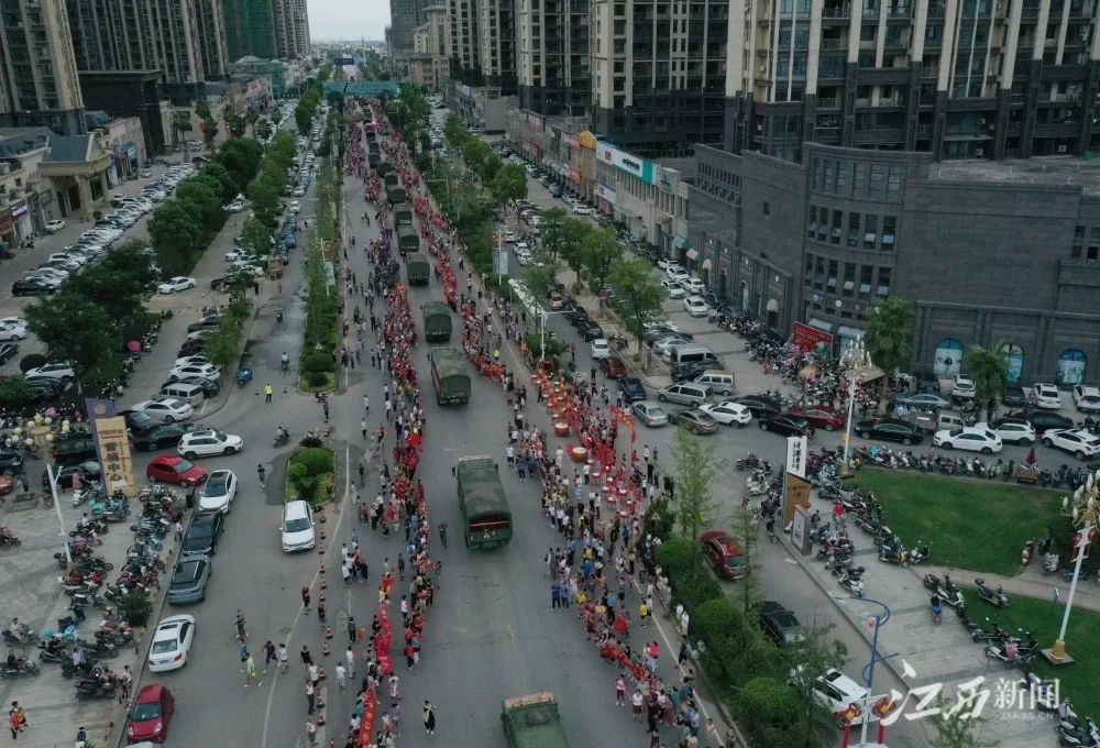 余干万人空巷欢送抗洪子弟兵