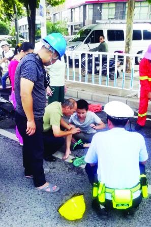暖新闻61江西2020事发红谷滩少年右脚卷入车轮城管队员拔腿相助