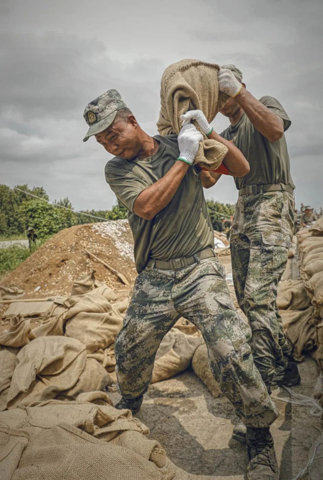 前线战报22年后抗洪大堤再见红军传人