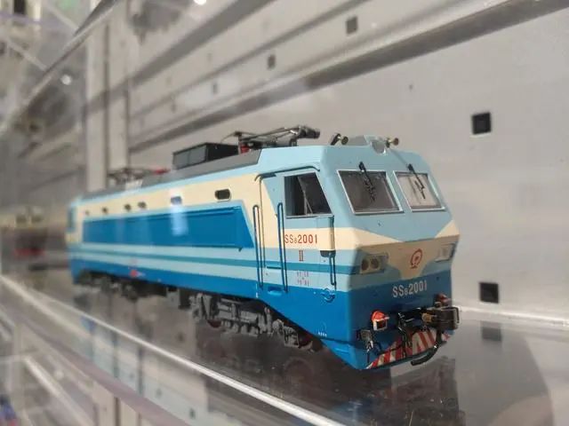 韶山3型电力机车,1990年—1992年大同机车厂制造nd2型内燃机车,1970