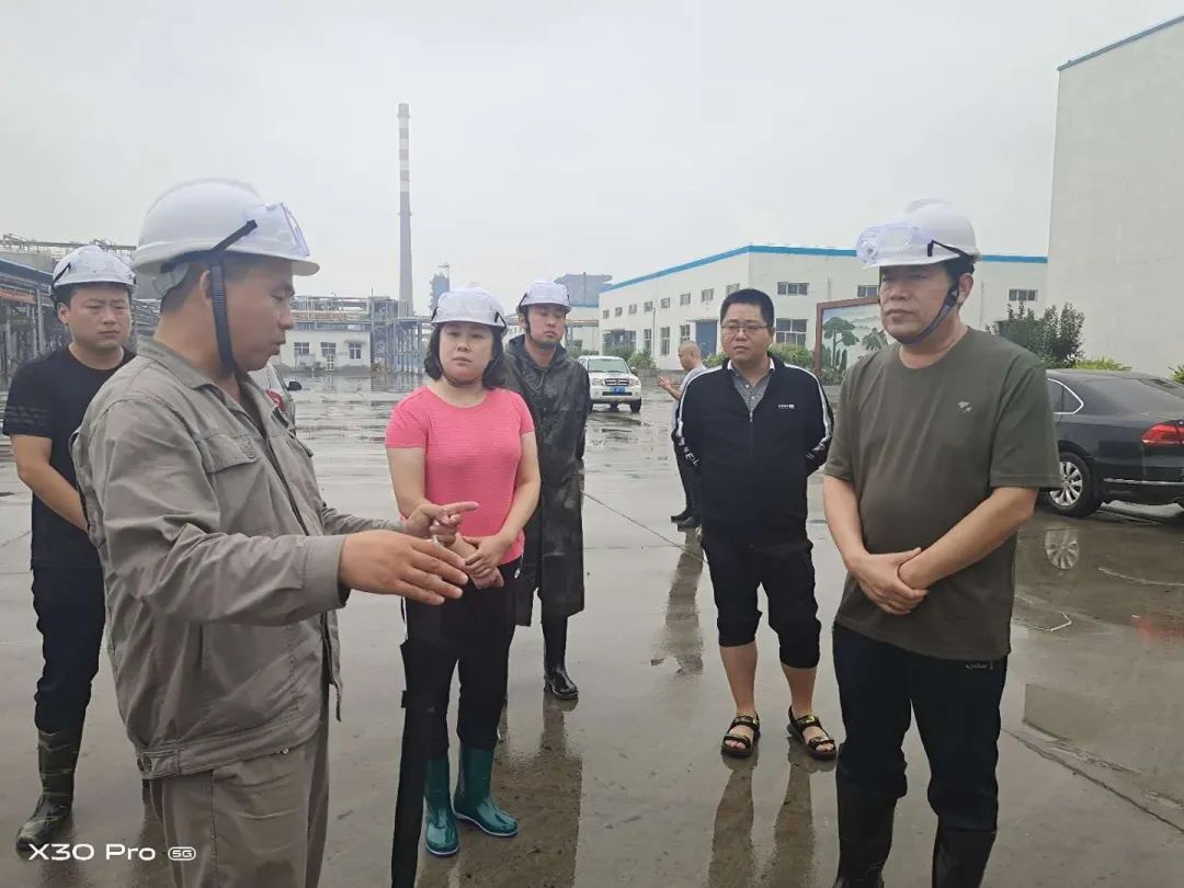 县委常委,常务副县长康现芳到宁西筹备办检查督导防汛工作.