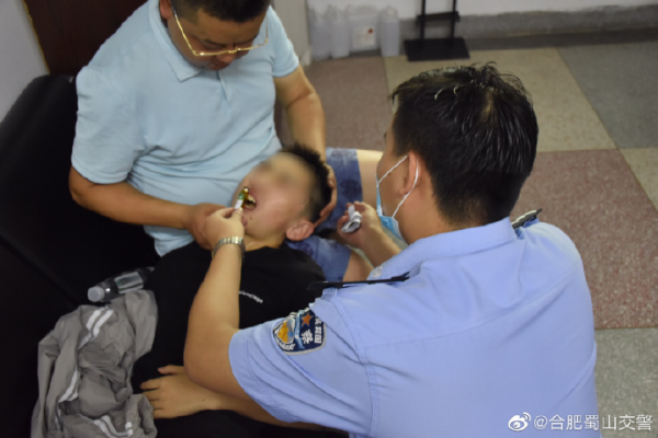 高温男孩中暑晕倒