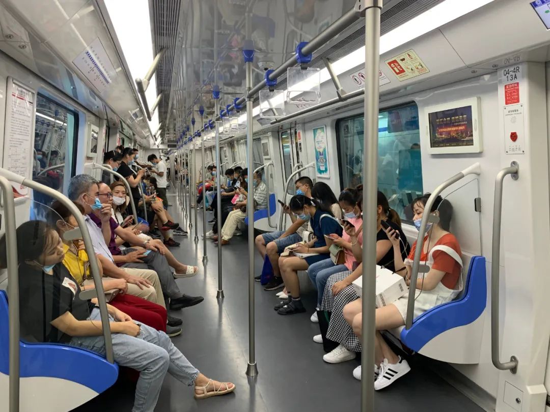 地铁出行的过程当中觉得有任何不适可以及时与车站内的工作人员联系或