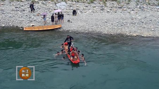 从江壮族同胞欢度跳水节