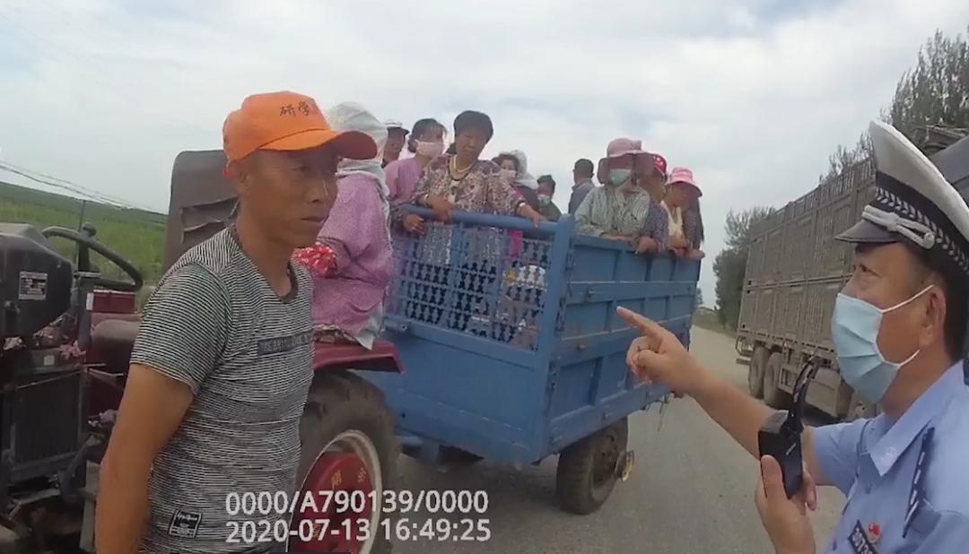 7月13日,吉林省四平市辽河交警大队民警在孤家子镇红旗马家窑路段执勤