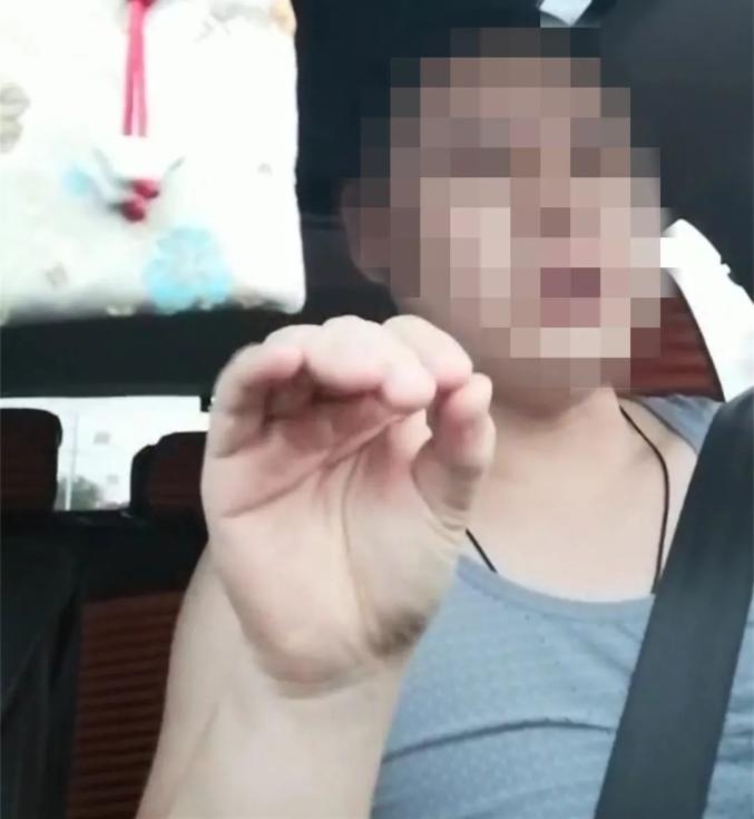 碰瓷男敲诈不成遭女司机碾压_碾压男抓捕现场曝光：遭市民呵斥_碰瓷男卧倒遭女司机碾压