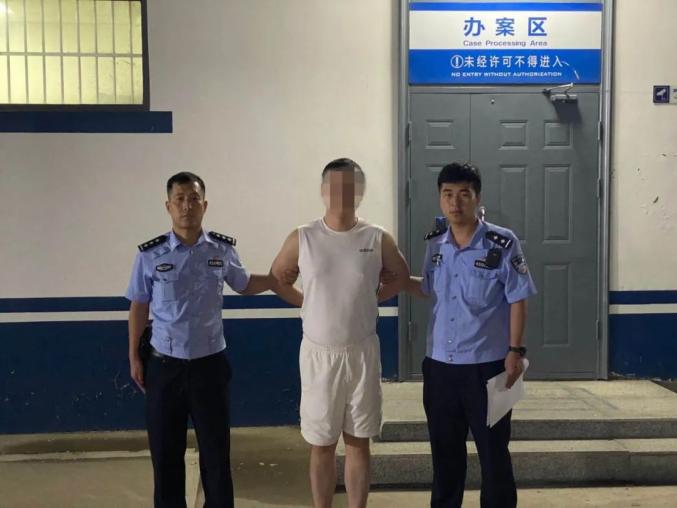 碰瓷男卧倒遭女司机碾压_碾压男抓捕现场曝光：遭市民呵斥_碰瓷男敲诈不成遭女司机碾压
