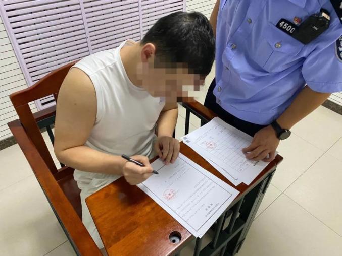 碰瓷男敲诈不成遭女司机碾压_碾压男抓捕现场曝光：遭市民呵斥_碰瓷男卧倒遭女司机碾压