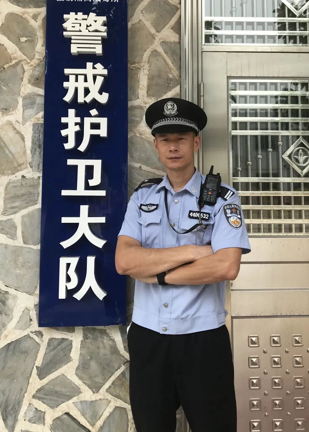 警察叔叔自拍照片图片