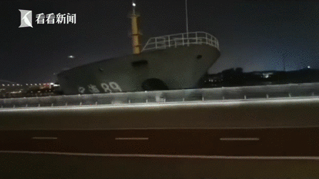 视频 别拍了 快跑啊 上海一艘大船撞向亲水平台 媒体 澎湃新闻 The Paper