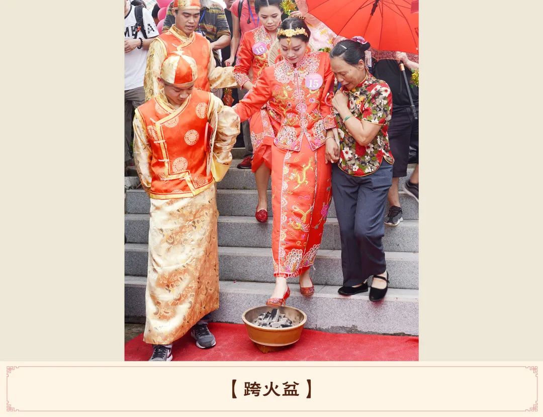 往期婚礼花絮▲花船游行▲美好纪念▲迎新娘,跨火盆▲夫妻对拜▲喝