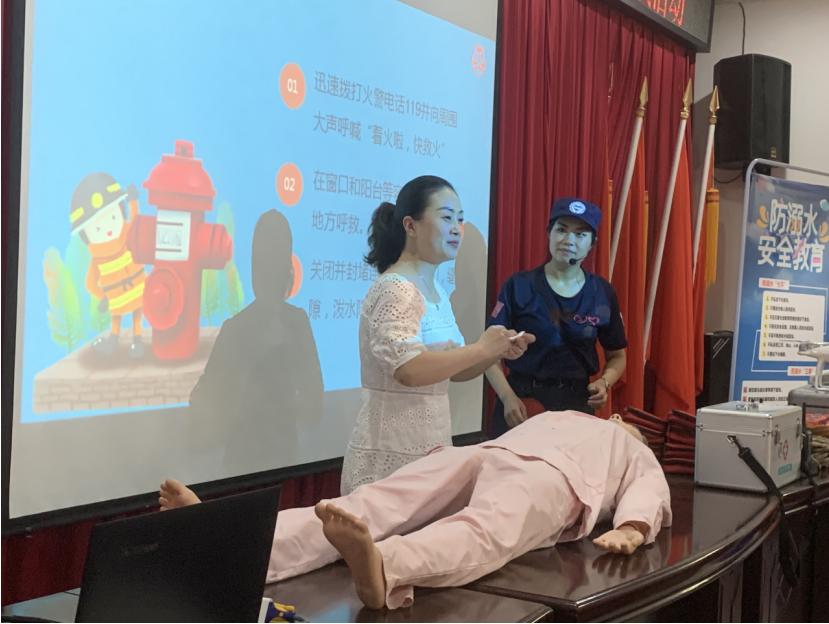 抛出小猫能不能救皮皮猴的问题;引导孩子们思考炎热的夏天哪些地方能