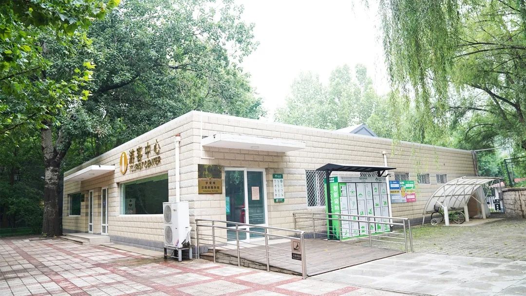 为方便游客游园出行,朝阳公园南大门,西大门,东5门,东7门安装有11组