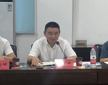 会上,区委统战部副部长,民宗局长,侨办主任胡宏杰提出:一是要坚定方向