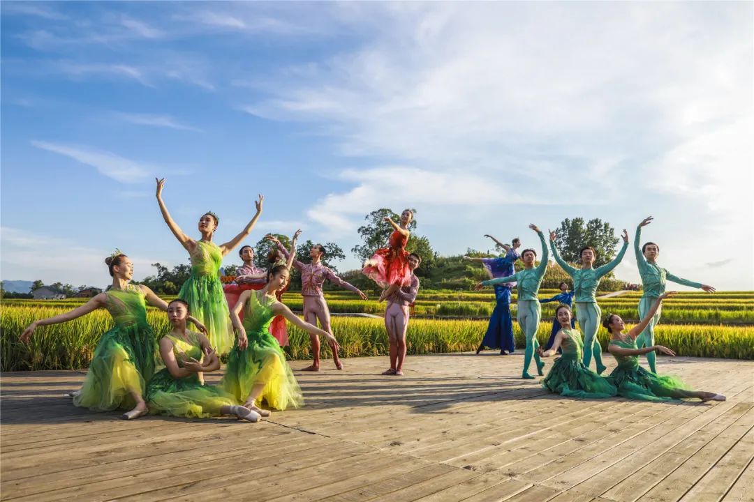 当芭蕾舞遇上梁平晒秋节重芭舞者用优美舞姿为晒秋增添别样韵味