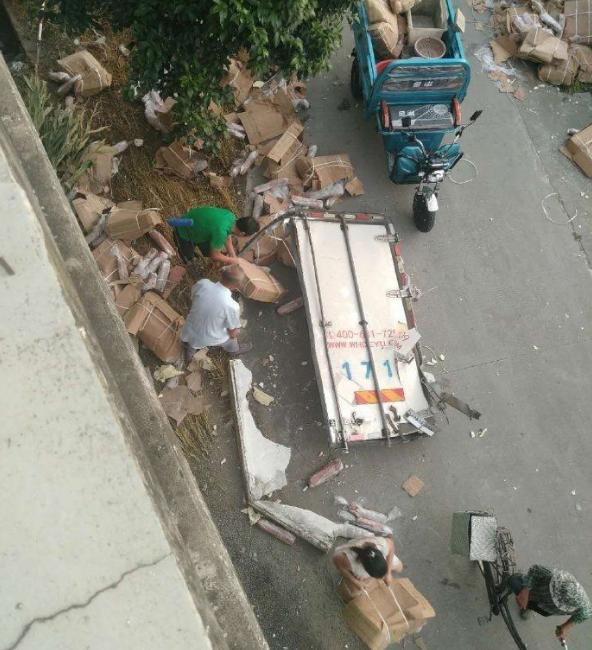 货车高速遇车祸,7吨猪肉被哄抢、连车门都被拉走