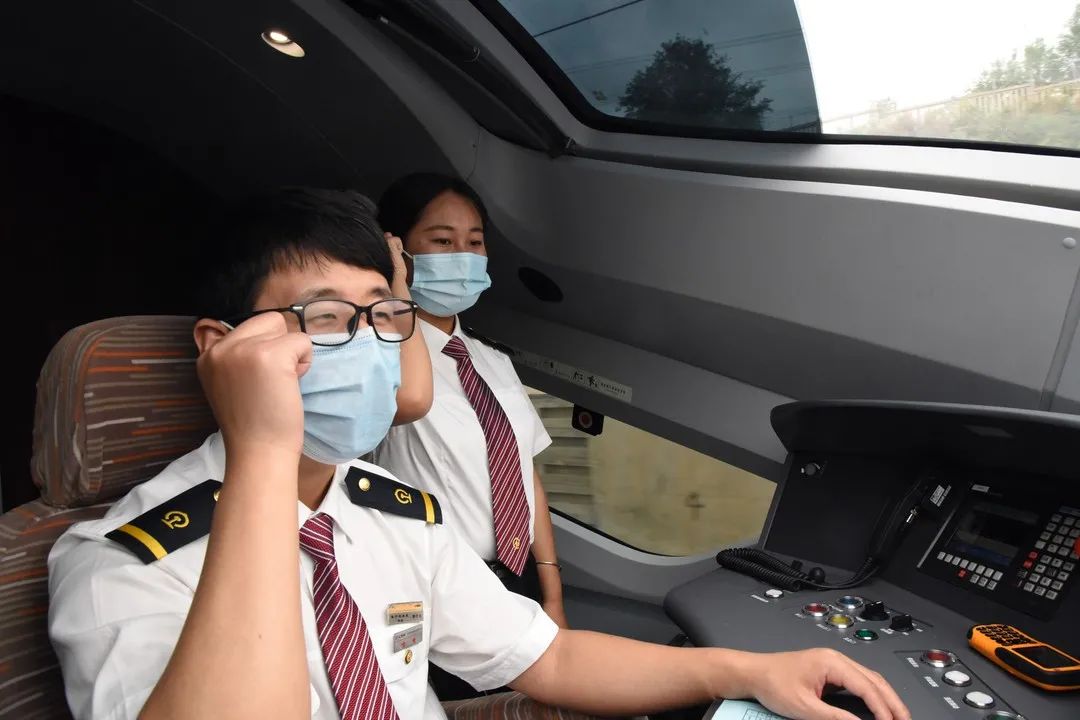 高铁司机为什么每隔十多秒就要踩一次踏板