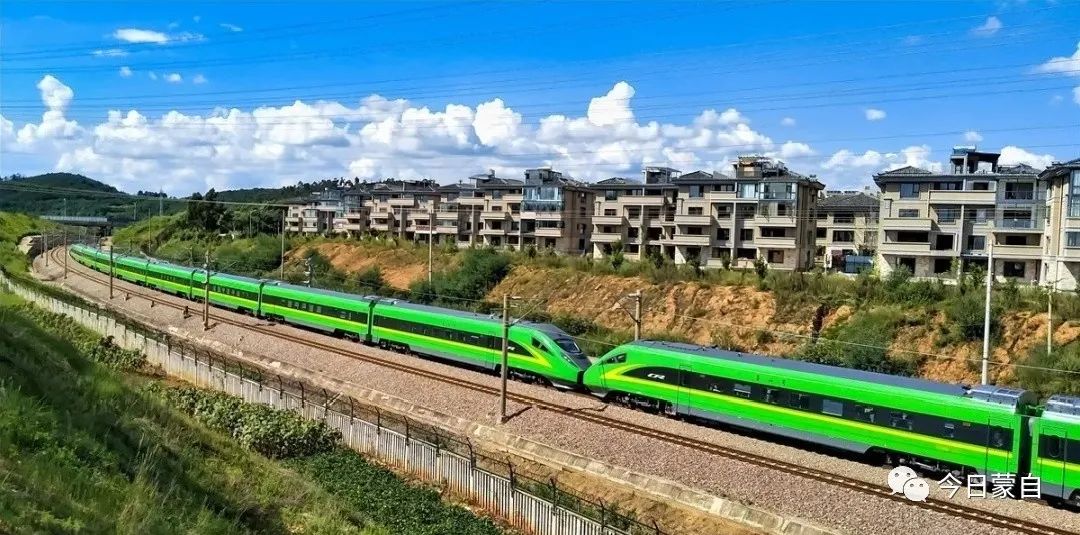 2014年12月1日,蒙河铁路开通运营,蒙自至河口最快仅需1小时34分.