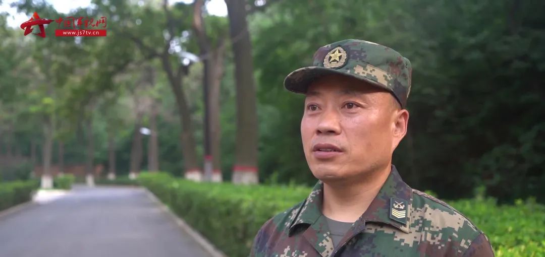 致敬又一火箭军兵王光荣退休