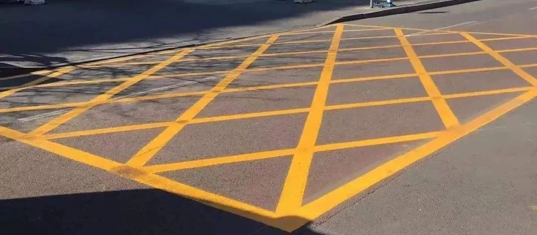 1,黄色网格线是一种地面交通指示标志,黄色方形边框,内有交叉网格状