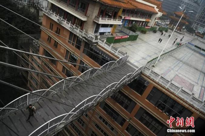 上热搜 轻轨穿楼而过 ↓↓ 想想你平时见到的"百步梯" 看看巫山百步梯