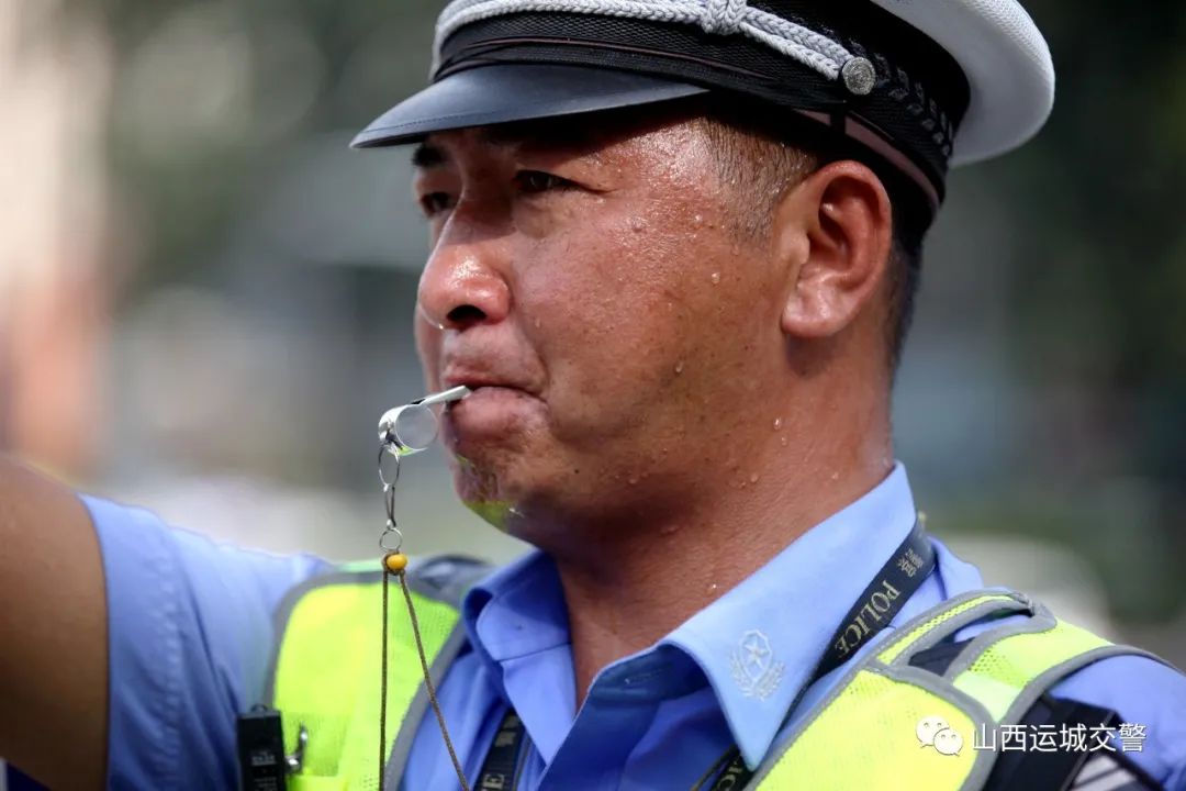 高温下的坚守运城交警全力确保高温天气期间道路安全畅通