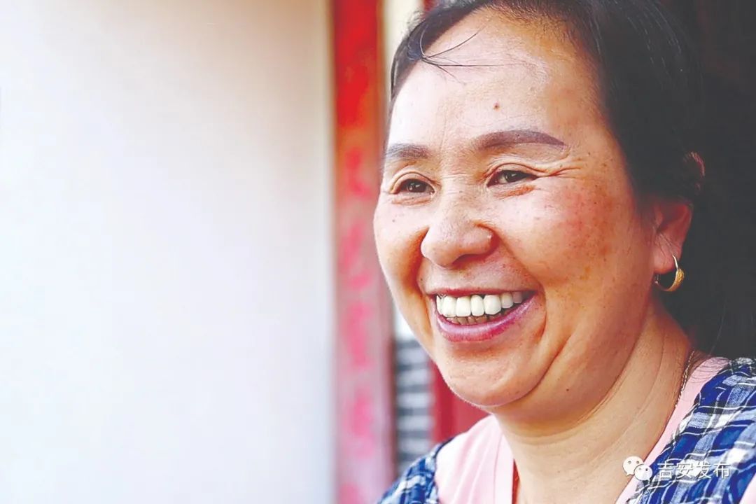 走向我们的小康生活群众的笑脸是最美的小康风景
