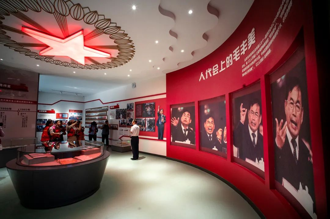 毛丰美是全国人大第八,九,十,十一届代表,展厅里毛丰美人代会上的四张