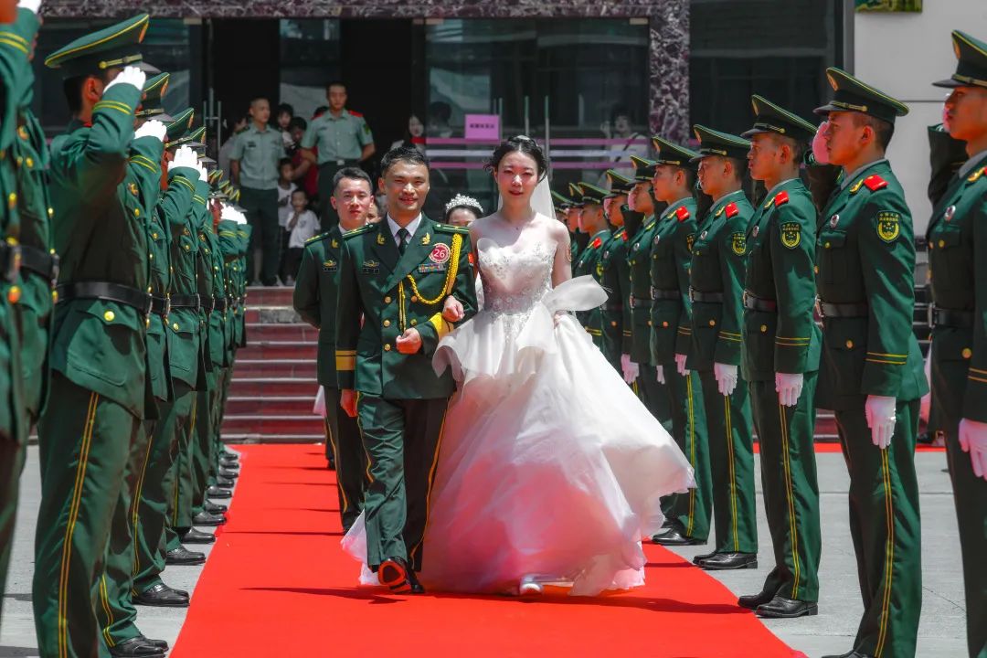 此身许国亦能许卿云南武警26对新人举行集体婚礼