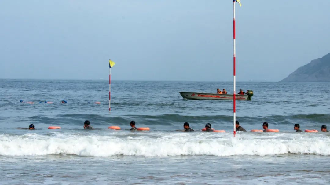 海训勇士蹈海踏浪