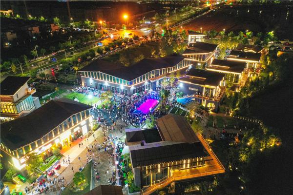 江苏靖江点亮滨江花月夜水街特色夜市开市