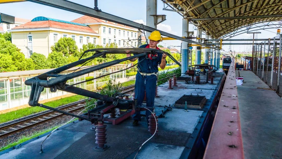 给机车检修整备工作 带来了严峻"烤"验  武汉局集团公司江岸机务段