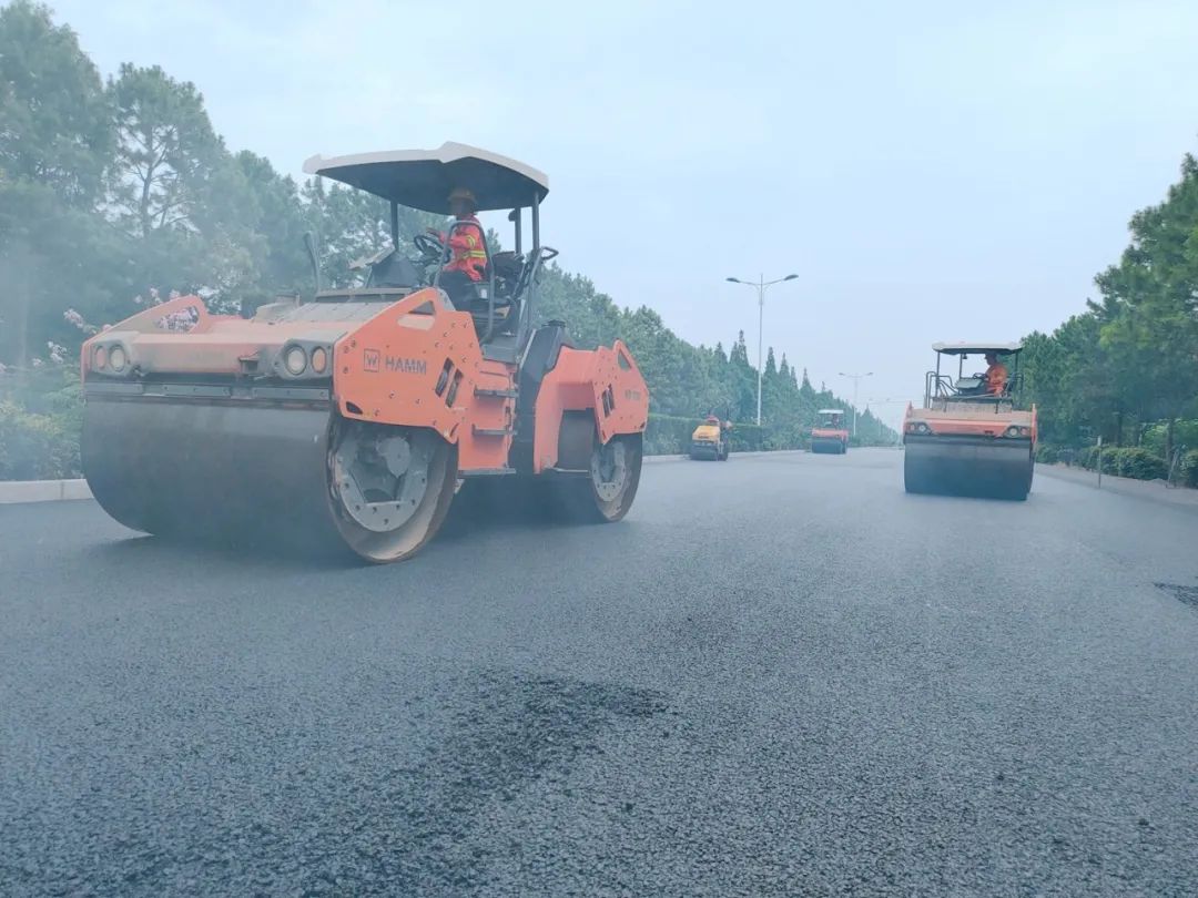 头顶烈日脚踏180沥青g525海盐段整治工程趁热施工