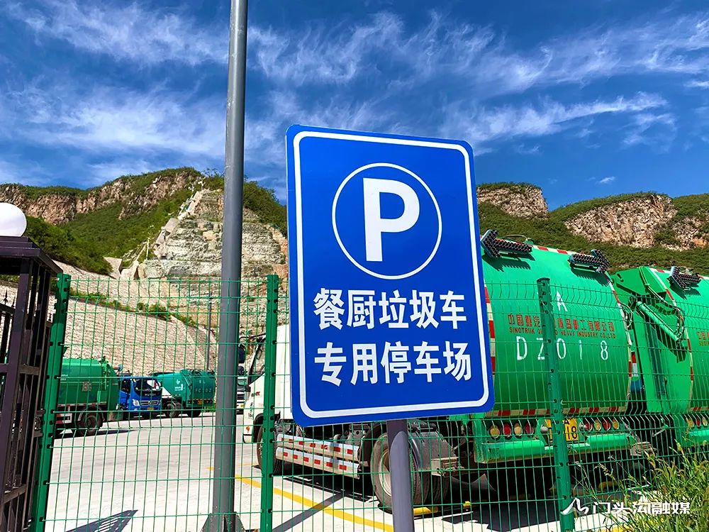 环卫工人告诉门小融:"我们每天早上六点钟开始清运社区内的厨余垃圾
