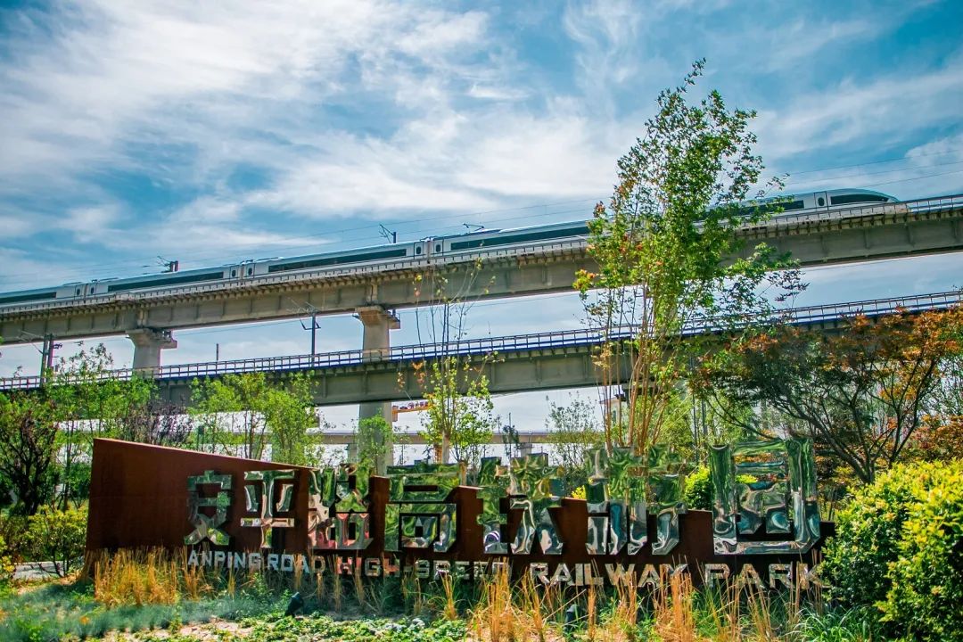 李洪远 摄 除高铁公园外 郑州局集团公司 还在郑州市新郑路中段新建6