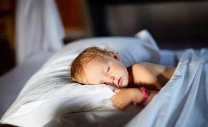 一岁以下的宝宝，睡觉哄不好该怎么办？