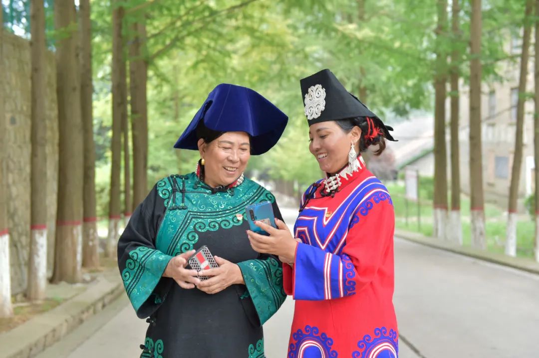 几次欲言又止后,对沙子呷的母亲提出了请求:妈妈