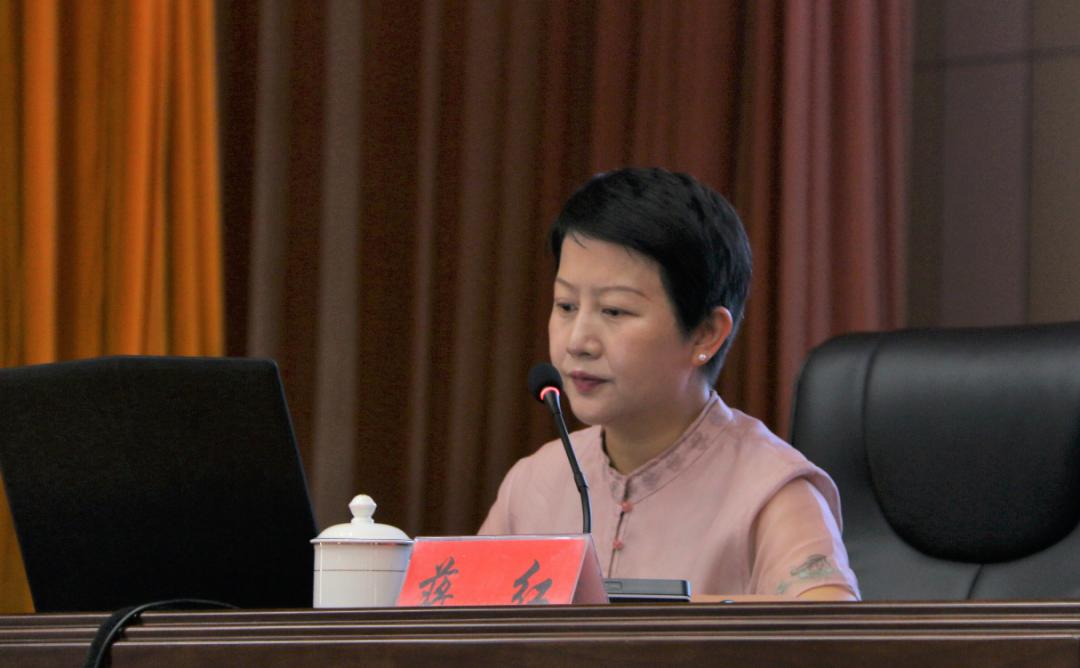 专题辅导中,云南大学蒋红教授围绕"学习贯彻党的十九届四中全会精神"