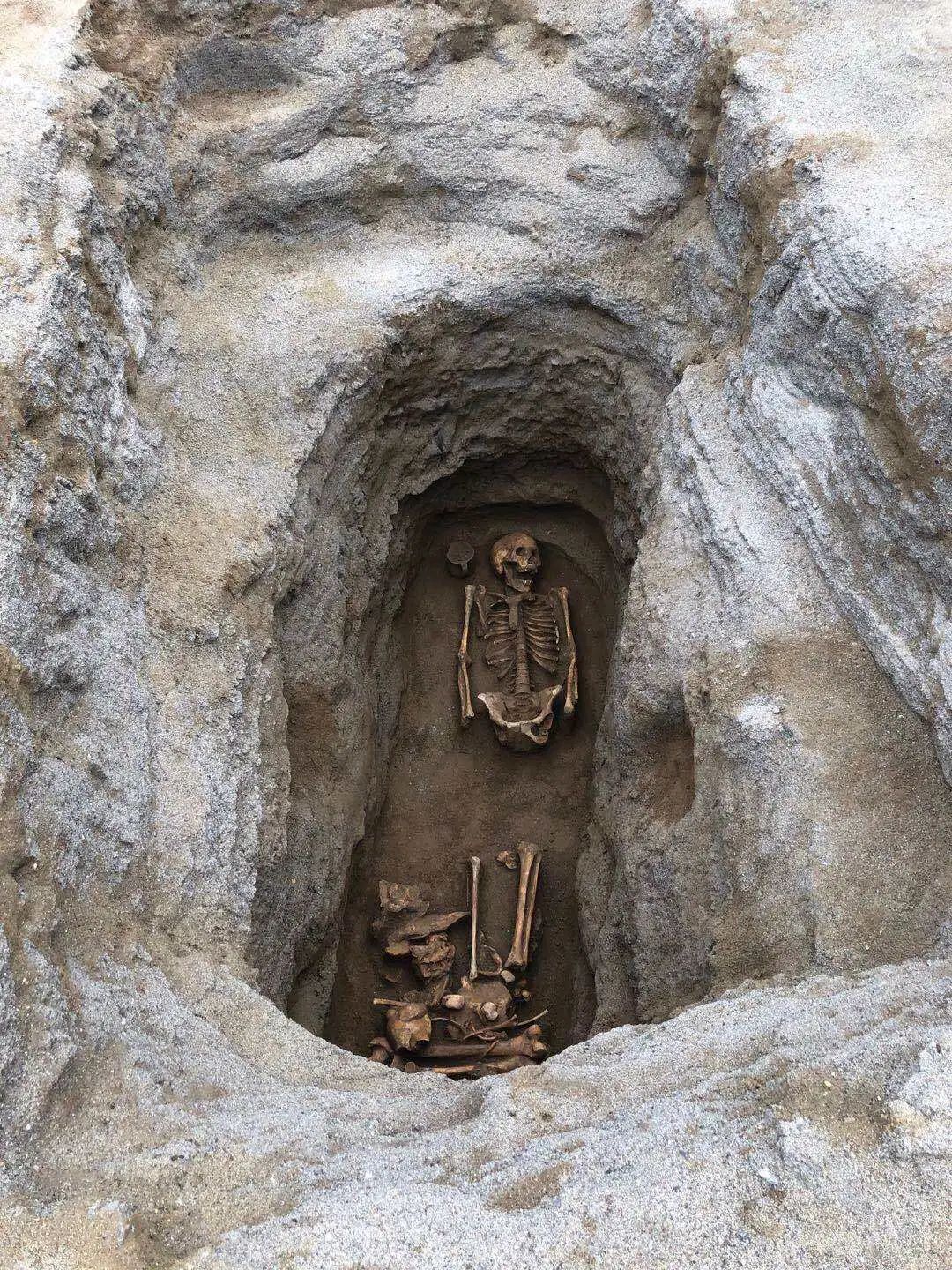 云南首次发现大型石棺墓葬胆小慎入