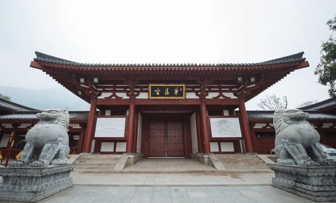 华清宫内集中着唐御汤遗址博物馆,西安事变旧址——五间厅,九龙湖与