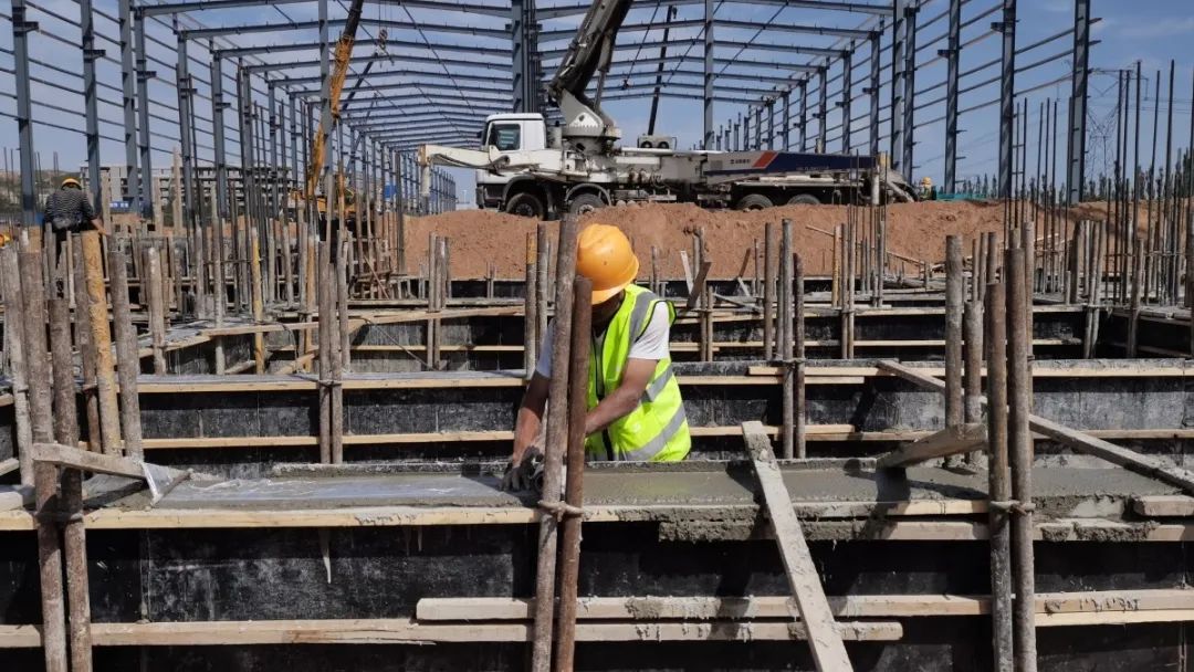 工人正在进行办公楼地基浇筑