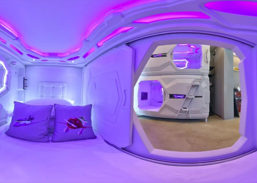 航空主题酒店太空舱航空成为小镇的新标签后,小镇引入高空跳伞,低空