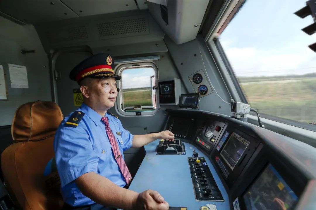 开火车的司机大叔到底有多帅