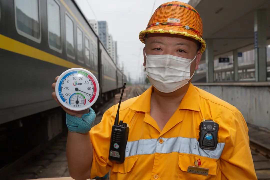 戰高溫鬥酷暑保安全高溫下的列車上水吸汙人