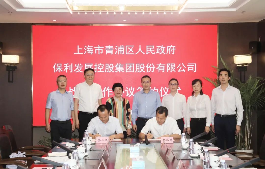 会上,刘文生与姜爱锋代表双方进行签约.