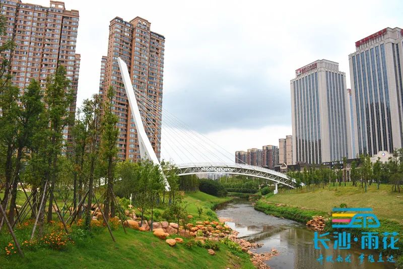 圭塘河風光帶已建成區域,潺潺流水,景色宜人.