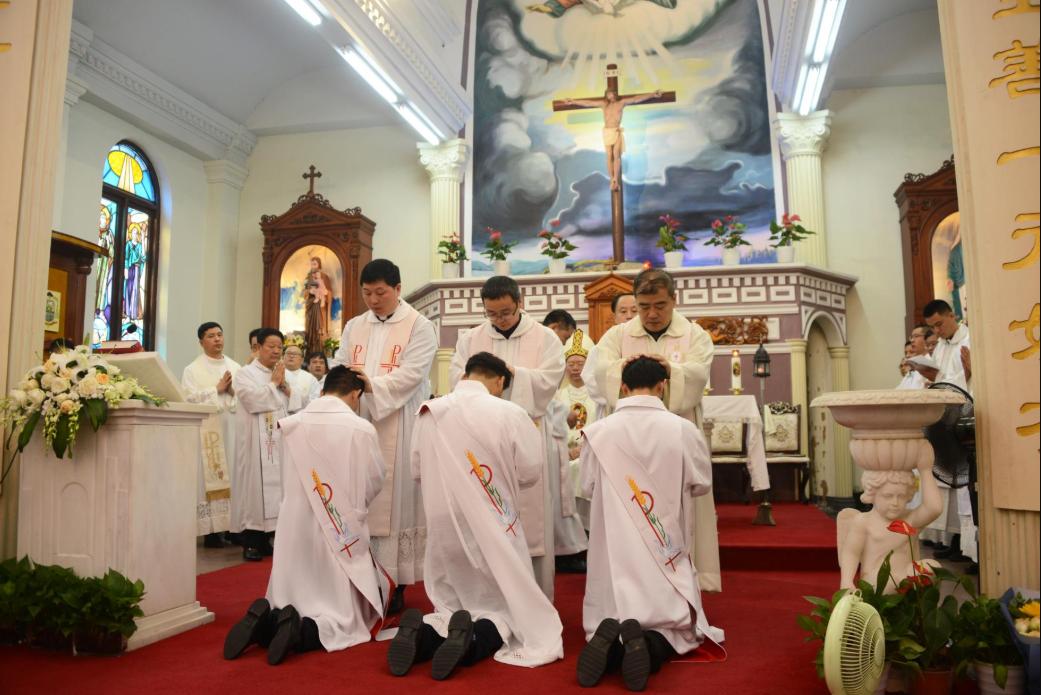 天主教杭州教区举行授予圣秩圣事活动