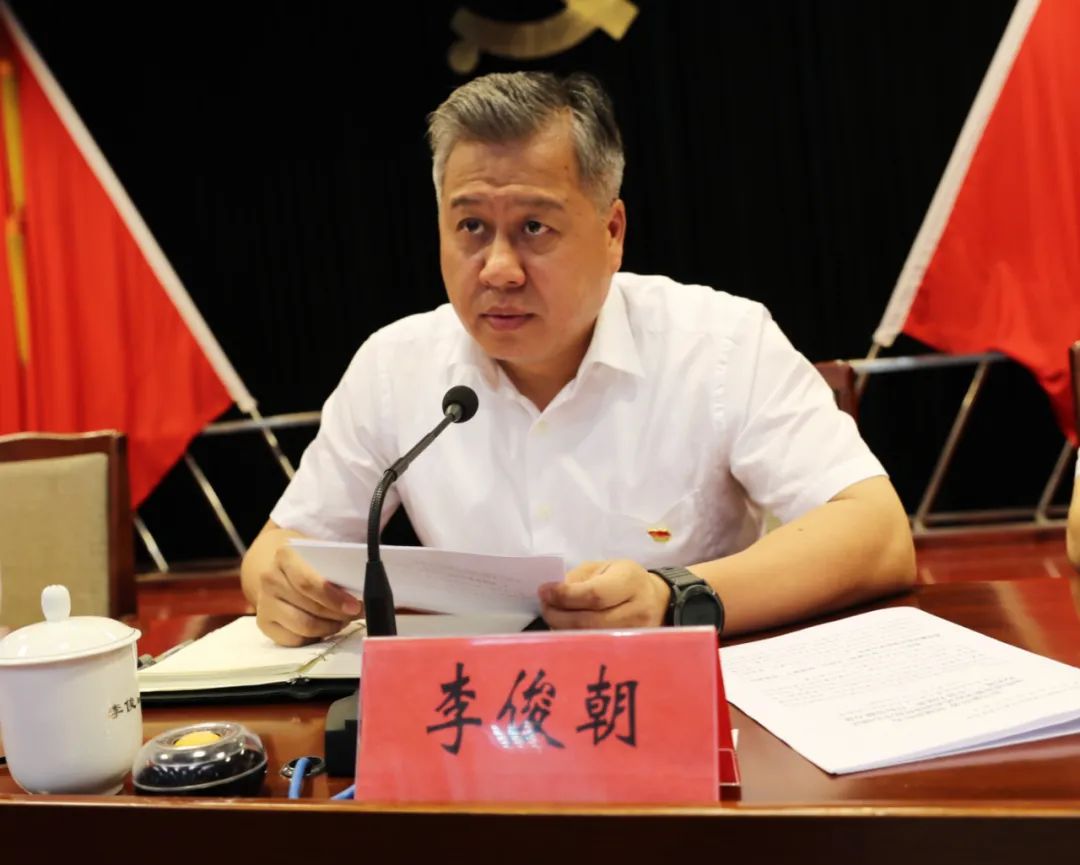 区委书记孙辉福代表区委常委会向大会作了题为《担当新任务,展现新