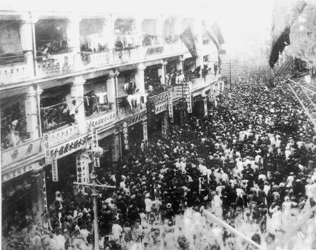 香港海员和市民欢庆罢工胜利1922年8月,书记部由上海迁到北京,改称