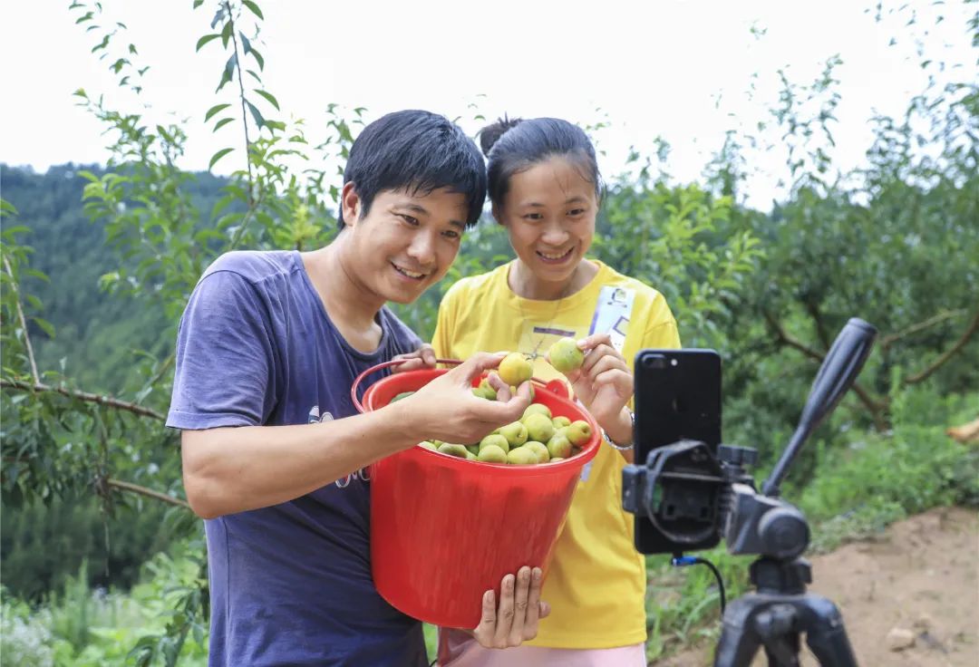 直播带货奔小康梁平农民夫妻变身网红主播单场销售额达21万元
